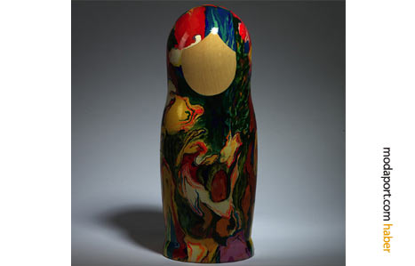 Dries Van Noten'in renkli desenlerden oluşan tasarımı, modaevine uygun modern bir stil yakalamış