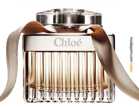 Yaratıcı kadınlar için tasarlanan Chloé parfümde, pudralı çiçek kokularından bir buket var. Şakayık, frezya, gül, manolya, zambak gibi kokular, parfümün amber ve sedir kokusundan oluşan alt notasına eşlik ediyor. 