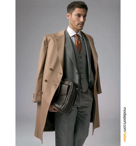 Brioni'nin bu kombinasyonunda olduğu gibi, iş hayatınızda giydiğiniz paltoları sadece takım elbisenize değil, kravatınıza da uydurabilirsiniz. 