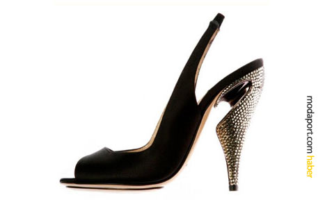 Abiye topuklu siyah ayakkabı, sezonun bir diğer trendi öpücük burun modelinde