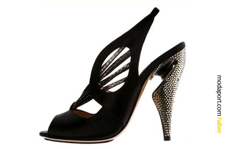 Siyah abiye ayakkabının topuk modelinin karmaşıklığı, müthiş yüksekliğini kamufle ediyor. 